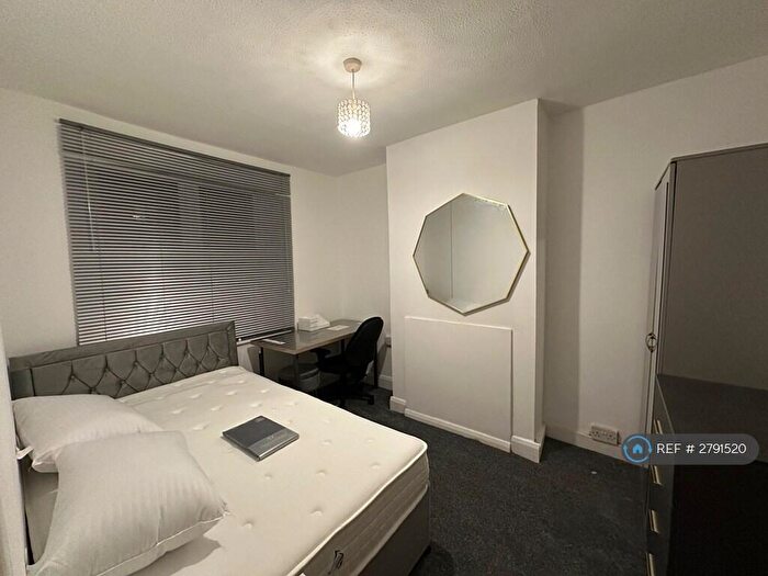 3 Bedroom Flat To Rent In University Area Available Now, Reading, RG6