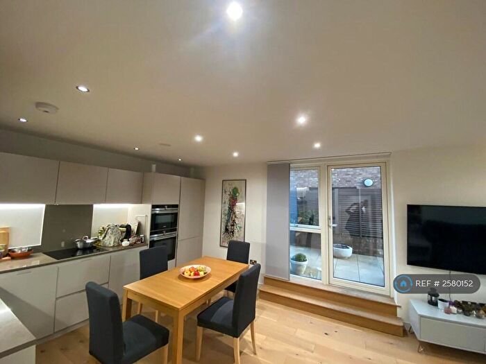 2 Bedroom Flat To Rent In Willow House, London, E14