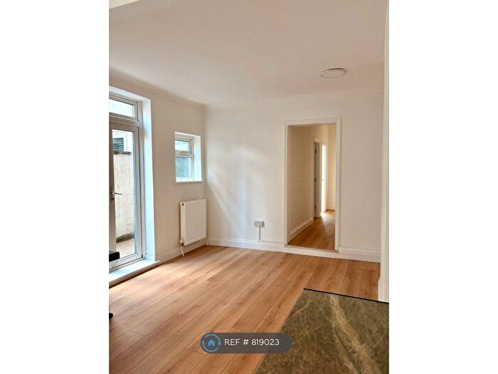 2 Bedroom Flat To Rent In St. Andrew's Road, London, E17