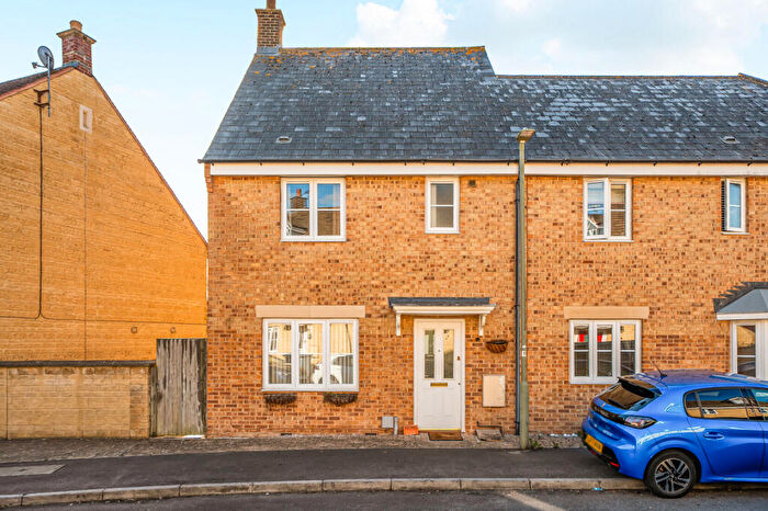 3 Bedroom End Of Terrace House For Sale In Saffron Crescent, Carterton, OX18