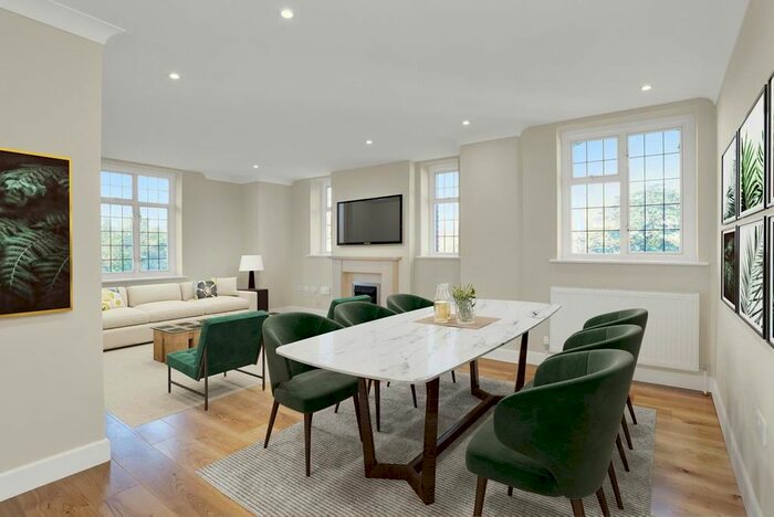 2 Bedroom Flat To Rent In Queens Close, Esher, KT10