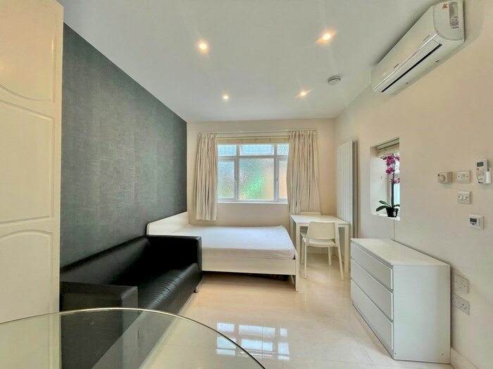 Studio To Rent In North Crescent, Finchley Central, London, N3