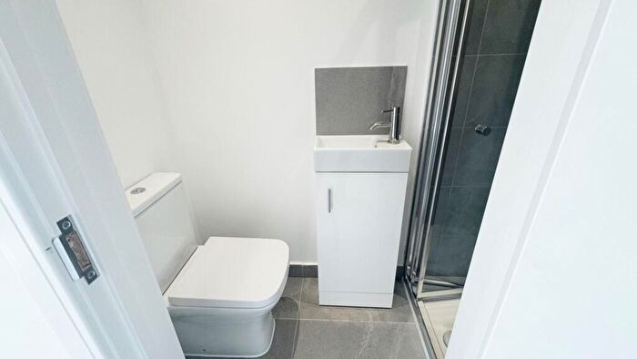 Flat To Rent In Edmeston Close, Homerton, E9