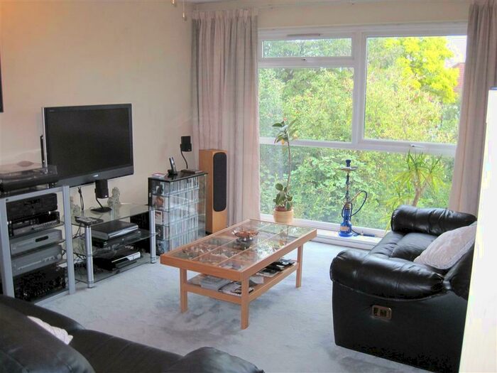 2 Bedroom Apartment To Rent In Bawtry Road, N20