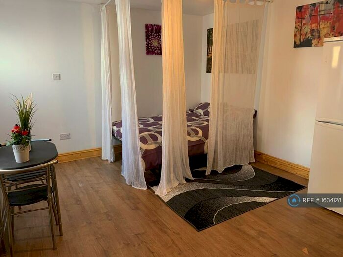 Studio To Rent In Hornsey Park Road, London, N8