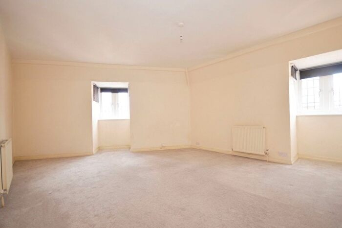 2 Bedroom Flat To Rent In Burkes Road, Beaconsfield, HP9