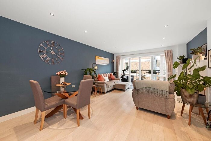 2 Bedroom Flat For Sale In Sylvan Hill, Crystal Palace, London, SE19