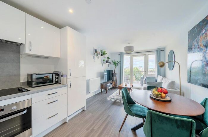 2 Bedroom Flat To Rent In Grosvenor Court, Adenmore Road, London, SE6