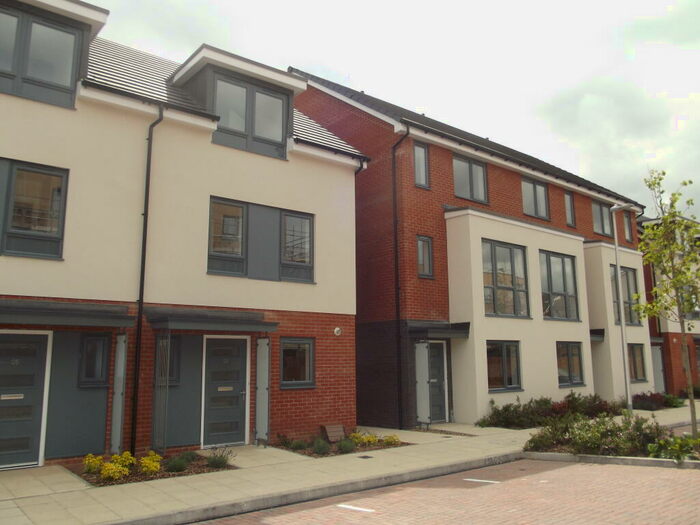 3 Bedroom Town House To Rent In Padworth Avenue, RG2