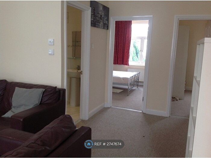 2 Bedroom Flat To Rent In Links Road, London, SW17