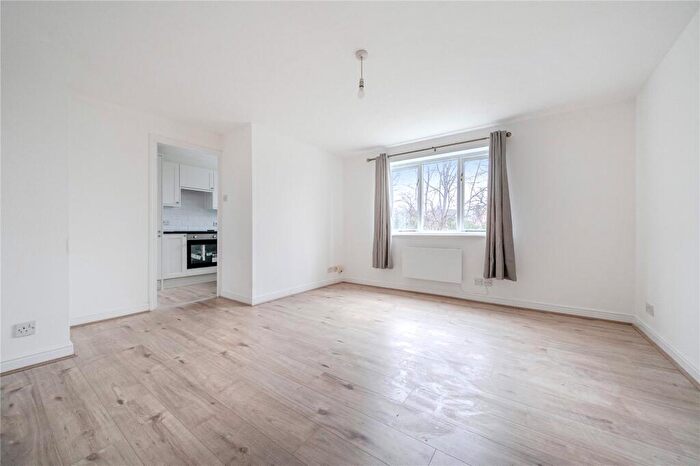 2 Bedroom Flat To Rent In Kirkland Drive, Enfield, EN2