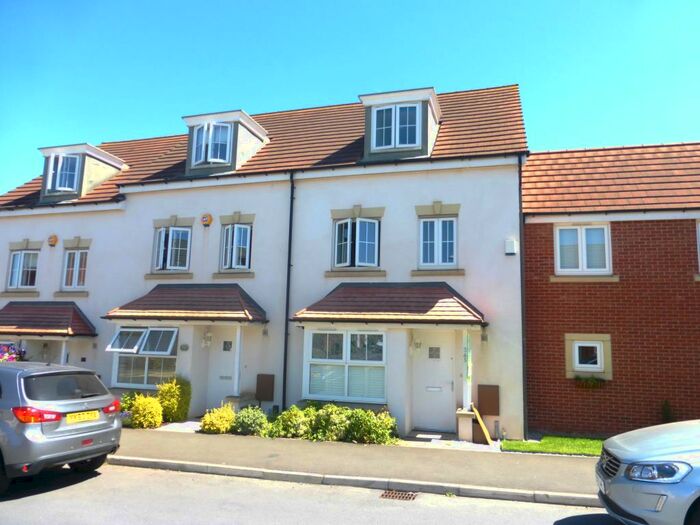 4 Bedroom Town House To Rent In Kenbrook Road, Hucknall, Nottingham, NG15