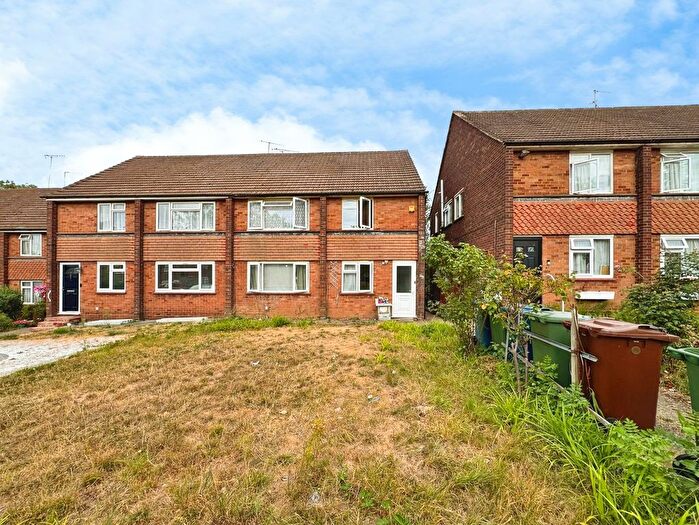 2 Bedroom Maisonette For Sale In Summit Close, Edgware, HA8