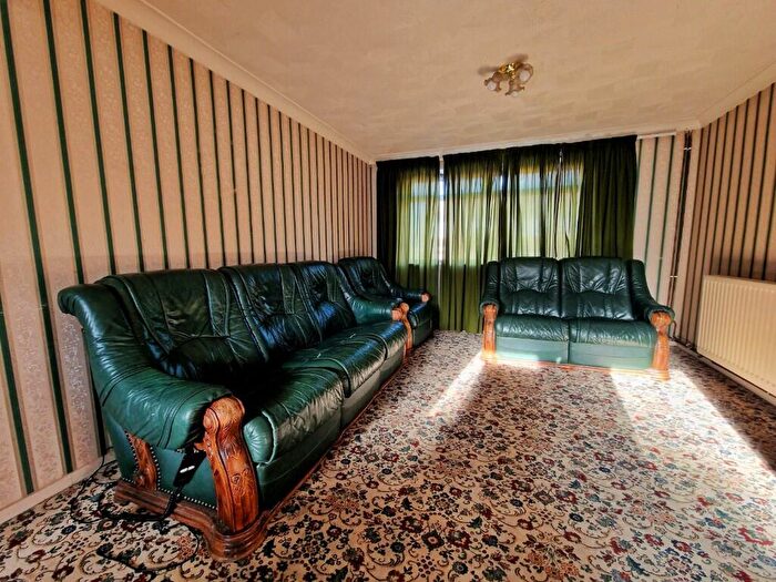 3 Bedroom Semi Detached House To Rent In Charlwood Road, Luton, Bedfordshire, LU4