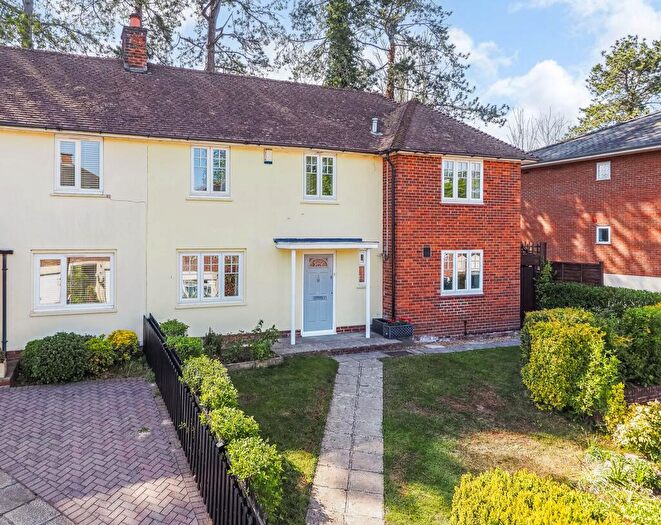 3 Bedroom Semi-Detached House For Sale In Grange Close, Winchester, SO23