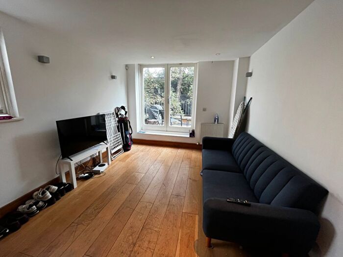 2 Bedroom Flat To Rent In Queenstown Road, London, SW8