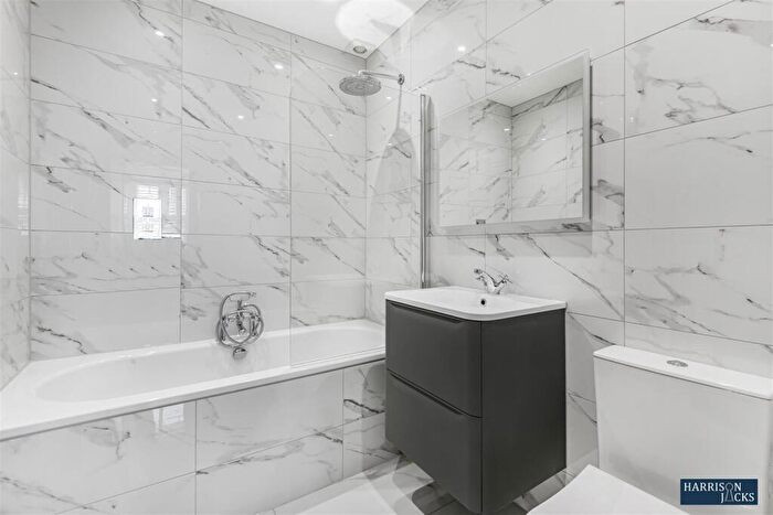 2 Bedroom Flat To Rent In Kings Road, Kingston Upon Thames, KT2