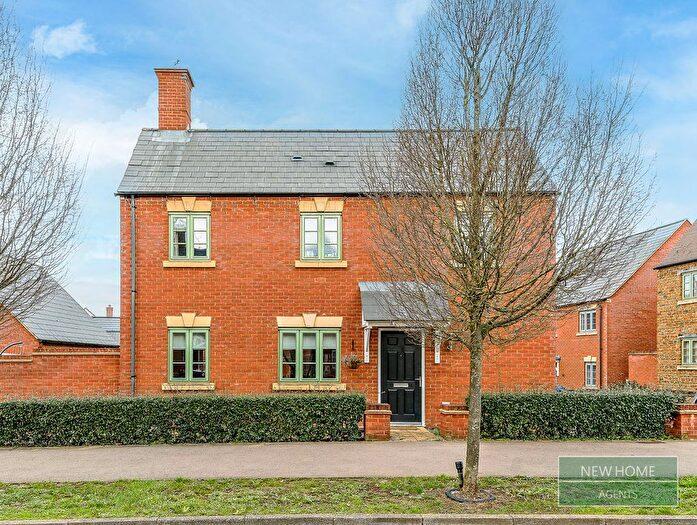 3 Bedroom Detached House For Sale In Poppyfields Way, Brackley, NN13