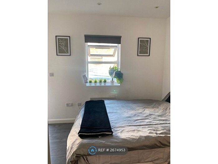 Studio To Rent In Hanworth Road, Hounslow, TW3