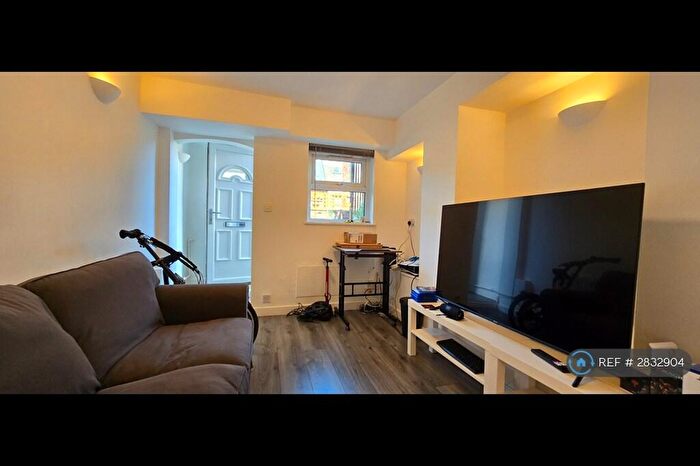 1 Bedroom Flat To Rent In Kirkstall Lane, Leeds, LS5