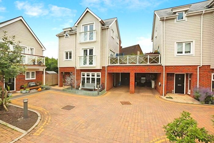 3 Bedroom Link Detached House For Sale In Chapman Close, Snodland, Kent, ME6