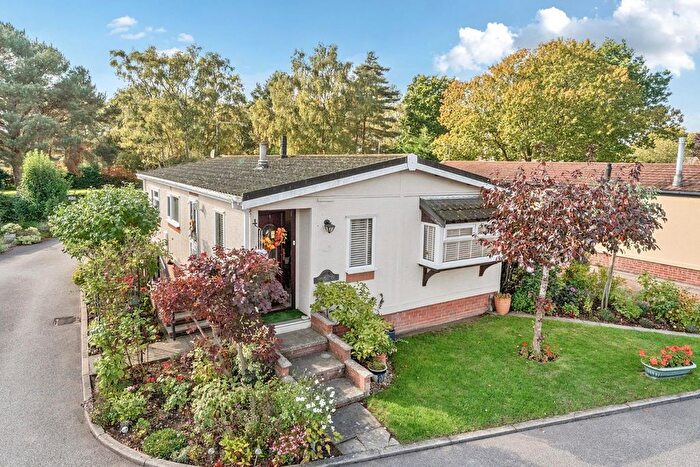 2 Bedroom Mobile/park Home For Sale In Oaklands Park, Roughton Moor, Woodhall Spa, LN10