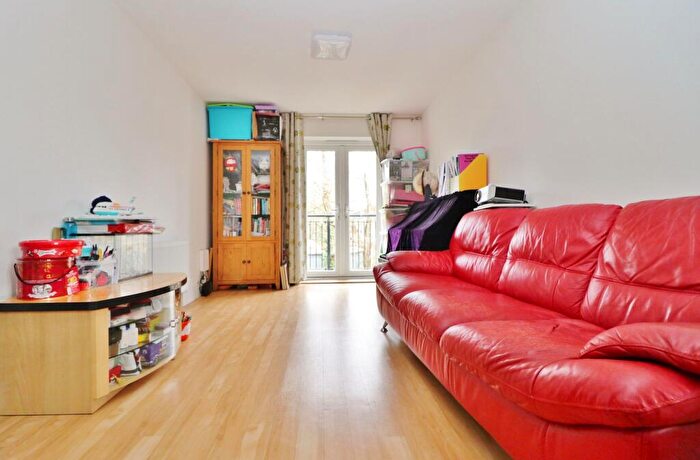 2 Bedroom Flat For Sale In Shafford Meadows, Hedge End, SO30