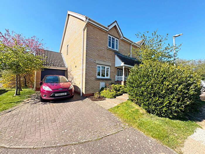 3 Bedroom Semi-Detached House For Sale In Oakham Close, Desborough, Northamptonshire, NN14