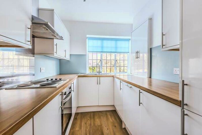 2 Bedroom Apartment To Rent In Virginia Water, Surrey, GU25