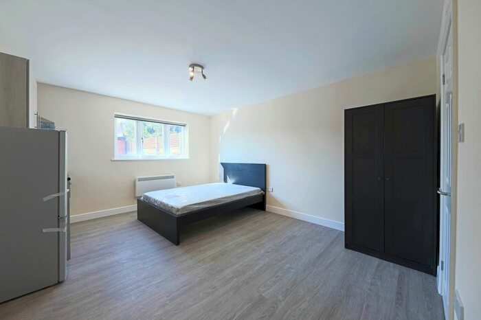 Studio To Rent In Costons Lane, Greenford, UB6