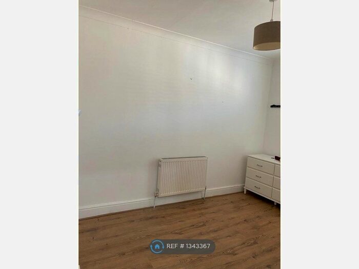 2 Bedroom Flat To Rent In Top Floor, London, W9