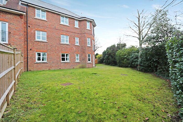 2 Bedroom Flat To Rent In Amy Gardens, Deanfield Close, Hamble, SO31