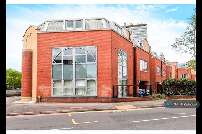 2 Bedroom Flat To Rent In Sundial Court, Surbiton, KT5