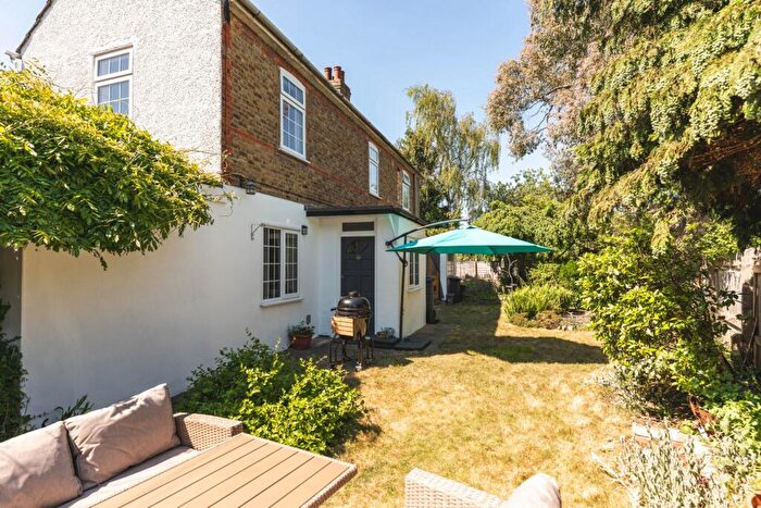 3 Bedroom Detached House For Sale In Forest Road, Cheshunt, EN8