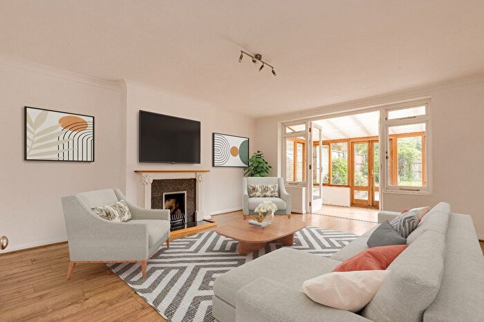 3 Bedroom Property To Rent In Montague Road, Richmond, TW10