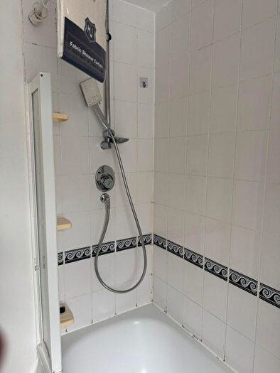 2 Bedroom Flat To Rent In Chamberlain Gardens, Hounslow, Greater London, TW3
