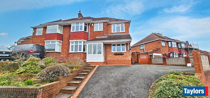 4 Bedroom Semi Detached House For Sale In Kingsway, Wollaston, Stourbridge, West Midlands, DY8