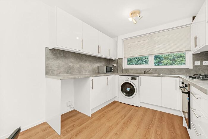 4 Bedroom Maisonette To Rent In Sandalwood Close, London, E1