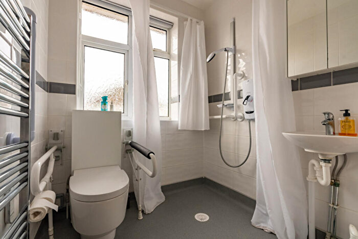 3 Bedroom Detached House For Sale In Elaine Gardens, Woodside, Luton, Bedfordshire, LU1