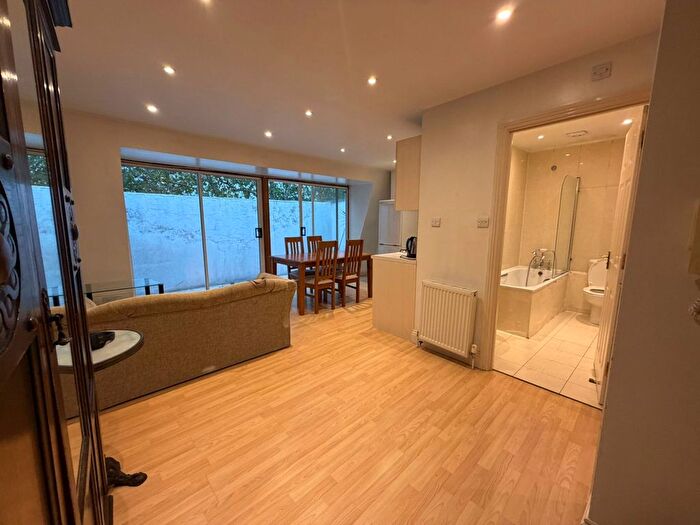 Studio To Rent In Chiswick High Road, London, W4