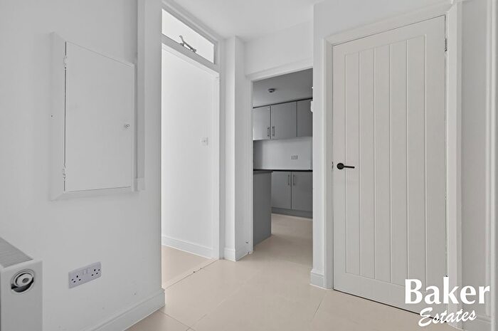 1 Bedroom Flat For Sale In Harbourer Road, Hainault, IG6