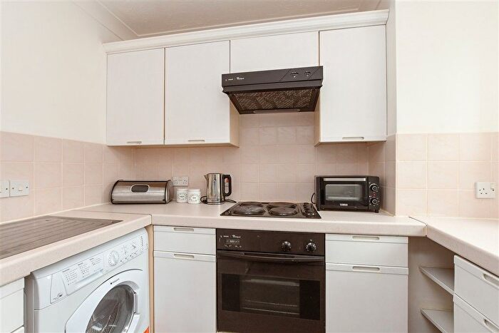 1 Bedroom Flat For Sale In Station Road, Dorking, Surrey, RH4