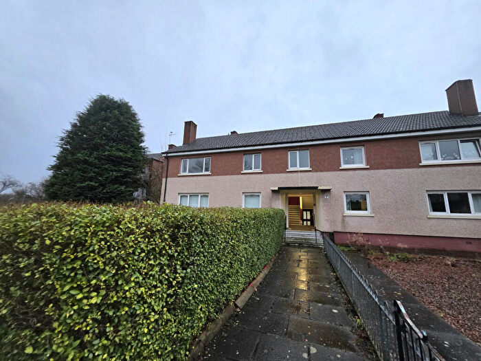 3 Bedroom Apartment To Rent In Howgate Avenue, Glasgow, G15