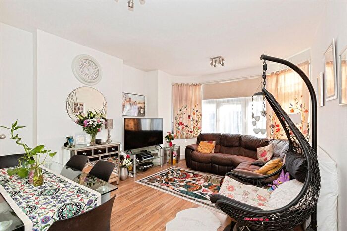 2 Bedroom Flat For Sale In Cranbrook Road, Ilford, IG1