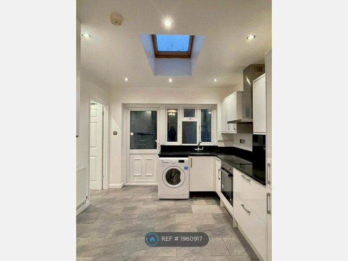 4 Bedroom End Of Terrace House To Rent In Havering Gardens, Romford, RM6