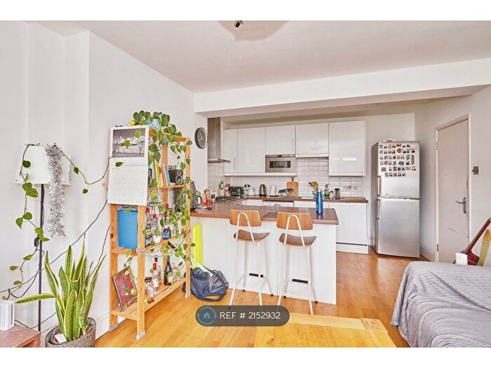 3 Bedroom Flat To Rent In Teignmouth Close, London, SW4