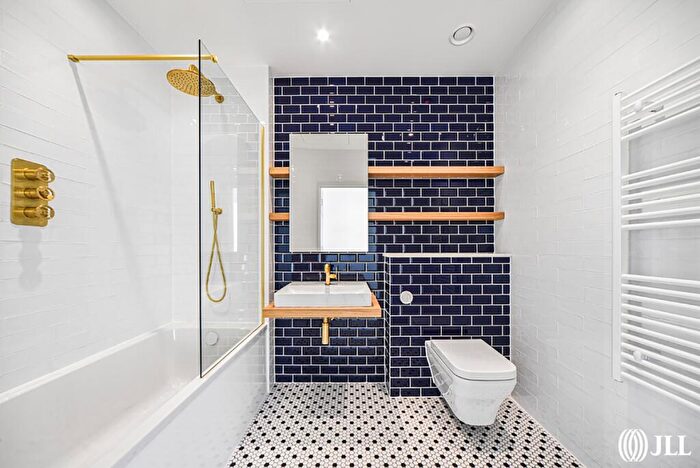 2 Bedroom Apartment To Rent In Douglass Tower, Good Luck Hope, E14