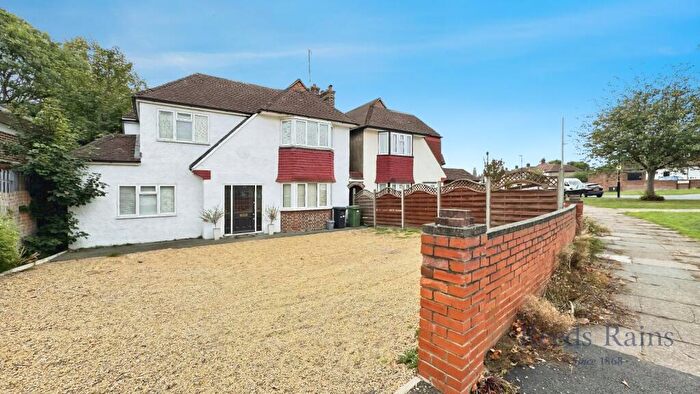 4 Bedroom Detached House For Sale In Winn Road, London, SE12