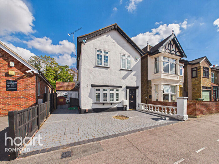 4 Bedroom Detached House For Sale In Manor Road, Romford, RM1