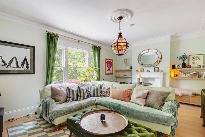 2 Bedroom Flat To Rent In New Kings Road, London, SW6